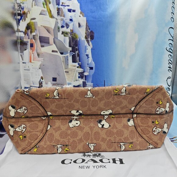 Coach X Peanuts tote In Signature Canvas With Snoopy Print - Picture 5 of 9